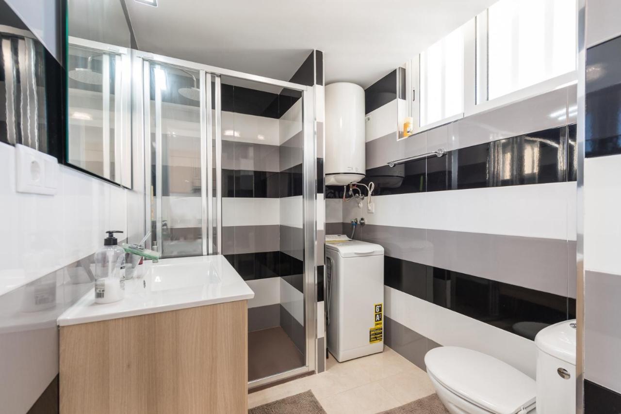 Room in Apartment - 1st line top floor apartment Carrer del Mar Buitenkant foto