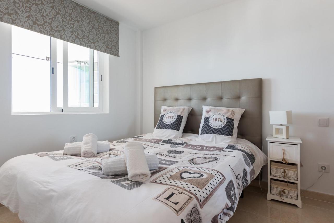 Room in Apartment - 1st line top floor apartment Carrer del Mar Buitenkant foto